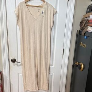 Universal thread size medium V-neck maxi NWT